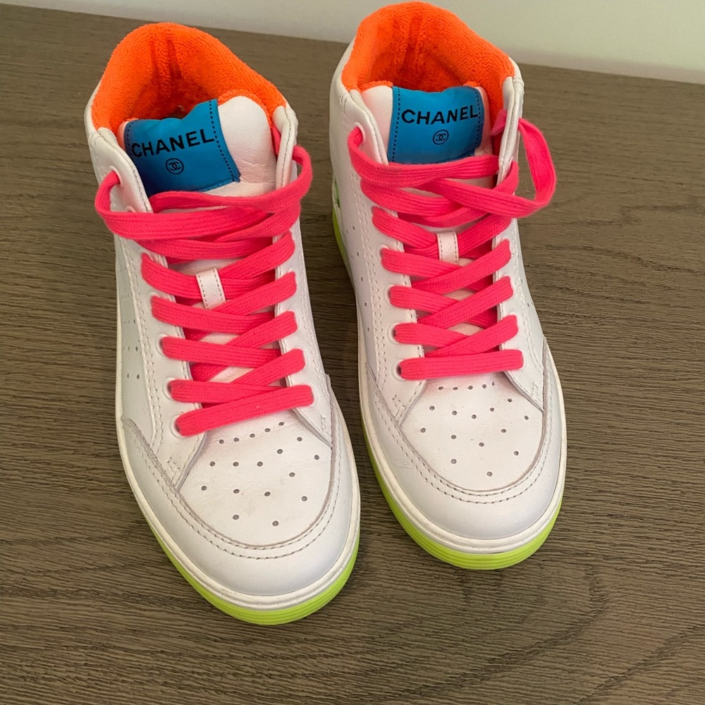 CHANEL 𝘕𝘌𝘖𝘕 High Tops Size 37
